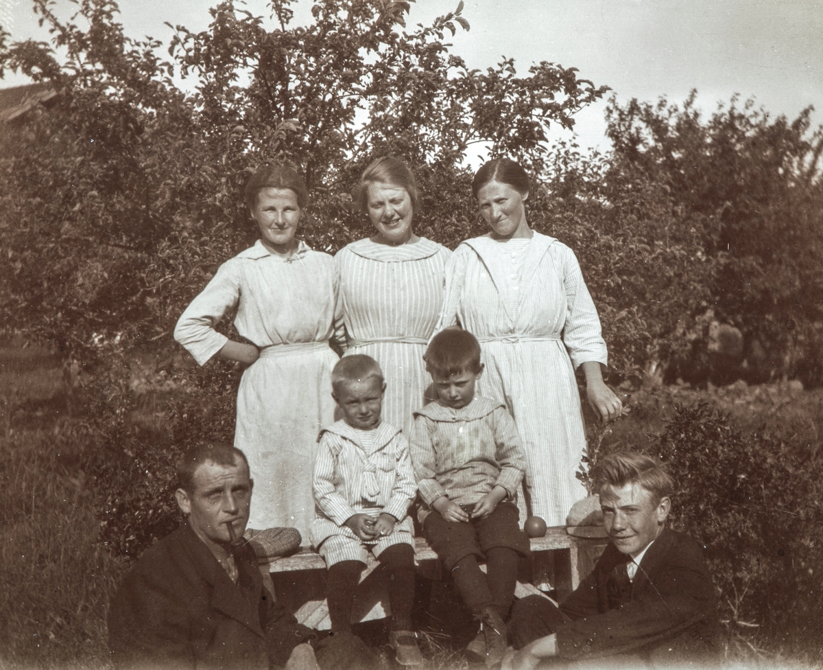 Haugset (59/1)
Foran fra venstre: Nikolai Nordbakken og Johan Dystvold, barna Johan Nordbakken og Reidar Tomter, Bak f.v: Karen Nordbakken, Oline Olstad og Marta Tomter.