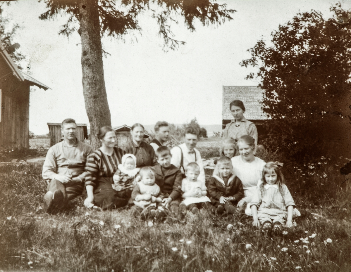 Olstad av Øvre Tomter ((60/22)
Selskap i Olstad. 
F.v: (voksne) Sigurd Olstad, Marta Tomter, Pauline Olstad, Petter Olstad, Harald Olstad, Ovidia Olstad, Oline Olstad. Barna er f.v: Anne Tomter, Leiv Tomter, Reidar Tomter, Ole Olstad, Lilly Olstad, Pauline Olstad og Ole Olstad. Ca. 1922.
Se også 0414- 01778.