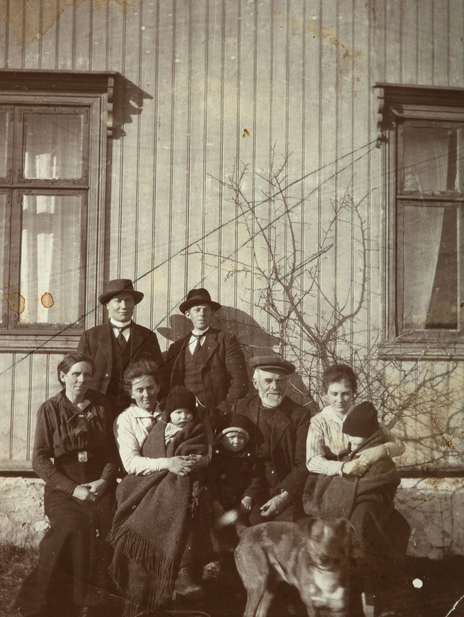 Østre Dystvoll (82/5)
Fra sydveggen på Østre Dystvoll. Foran fra venstre: Helga (f.1886), gift med Hans Larsen Kirkeby, Marie (f. 1888), gift med Peder Pedersen Kirkeby, Jens Dystvold, Johanne (f.1901), gift med Olaf Søberg. Bak fra venstre: Hans Larsen Kirkeby og Johan Dystvold (f.1895). Barna foran er Helga og Hans Kirkebys tre eldste barn: Jens (f. 1916), Marie Sofie (f. 1917) og Lars (f.1919).