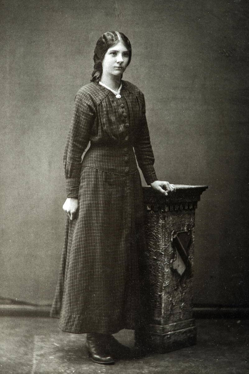 Østre Dystvoll (82/5)
Portrett helfigur, Johanne Dystvold (f.1901)