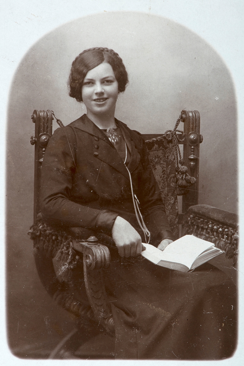 Dufset. 
Helga Dufset, datter av Gustav Dufset.