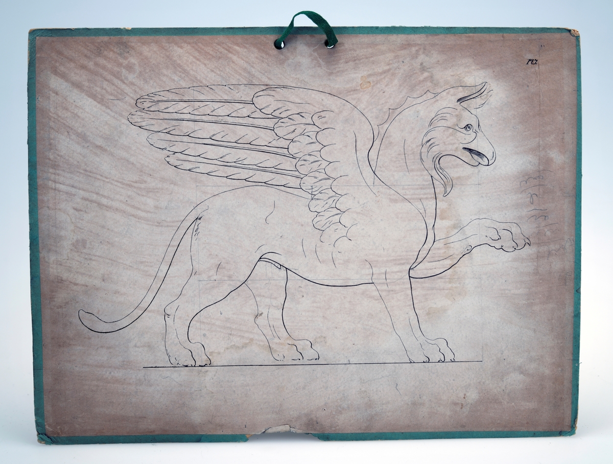 Fem plansjer av papp med ulikt motiv. Det er grønne papplater med to hull for oppheng, Tre av dem har bomullsbånd for oppheng, en har rød hyssing. På papplatene er det limt på papir med trykt motiv. På pairet er det tegnet rutemønster i bakgrunnen. Dette er trolig gjort for å lette arbeidet med å kopiere/tegne av motivet. på noen av plansjene er det også hull etter bruk av passer. Motivene er følgende: 
01: Løve med vinger (også kjent som Markusløven)
02: Akantusranke
03: Akantusranke
04: Detalj på ranke
05: Dobbel akantusranke
06: Løve