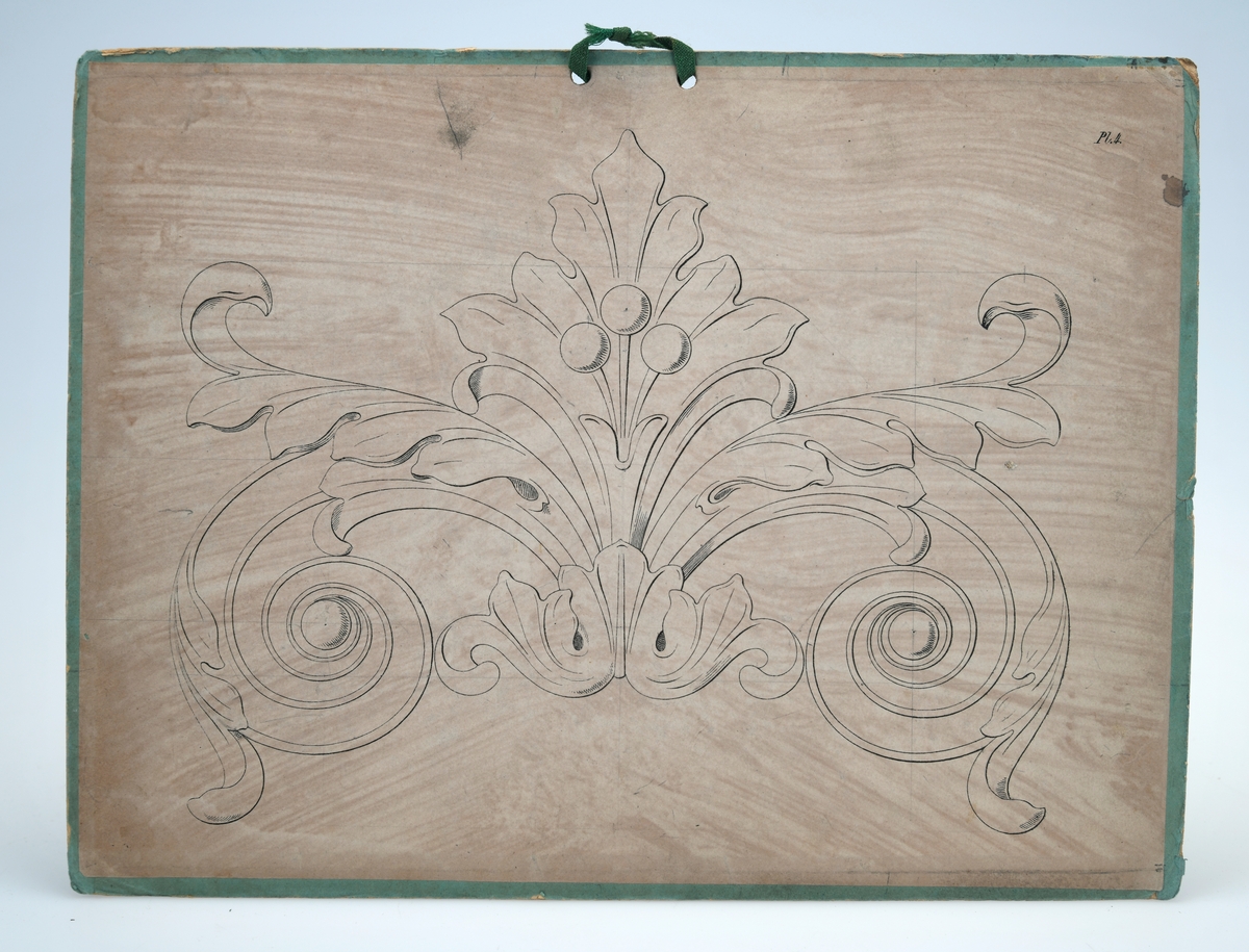 Fem plansjer av papp med ulikt motiv. Det er grønne papplater med to hull for oppheng, Tre av dem har bomullsbånd for oppheng, en har rød hyssing. På papplatene er det limt på papir med trykt motiv. På pairet er det tegnet rutemønster i bakgrunnen. Dette er trolig gjort for å lette arbeidet med å kopiere/tegne av motivet. på noen av plansjene er det også hull etter bruk av passer. Motivene er følgende: 
01: Løve med vinger (også kjent som Markusløven)
02: Akantusranke
03: Akantusranke
04: Detalj på ranke
05: Dobbel akantusranke
06: Løve