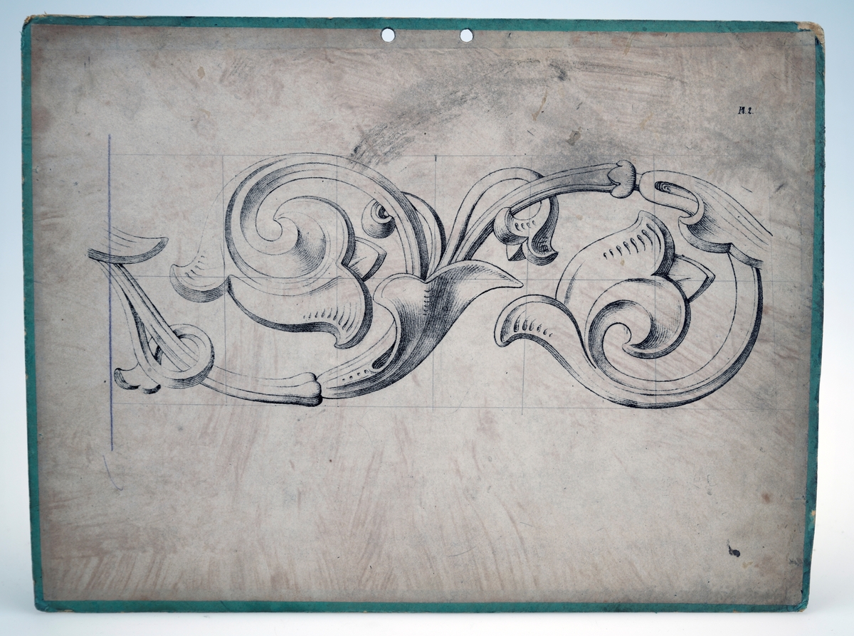 Fem plansjer av papp med ulikt motiv. Det er grønne papplater med to hull for oppheng, Tre av dem har bomullsbånd for oppheng, en har rød hyssing. På papplatene er det limt på papir med trykt motiv. På pairet er det tegnet rutemønster i bakgrunnen. Dette er trolig gjort for å lette arbeidet med å kopiere/tegne av motivet. på noen av plansjene er det også hull etter bruk av passer. Motivene er følgende: 
01: Løve med vinger (også kjent som Markusløven)
02: Akantusranke
03: Akantusranke
04: Detalj på ranke
05: Dobbel akantusranke
06: Løve