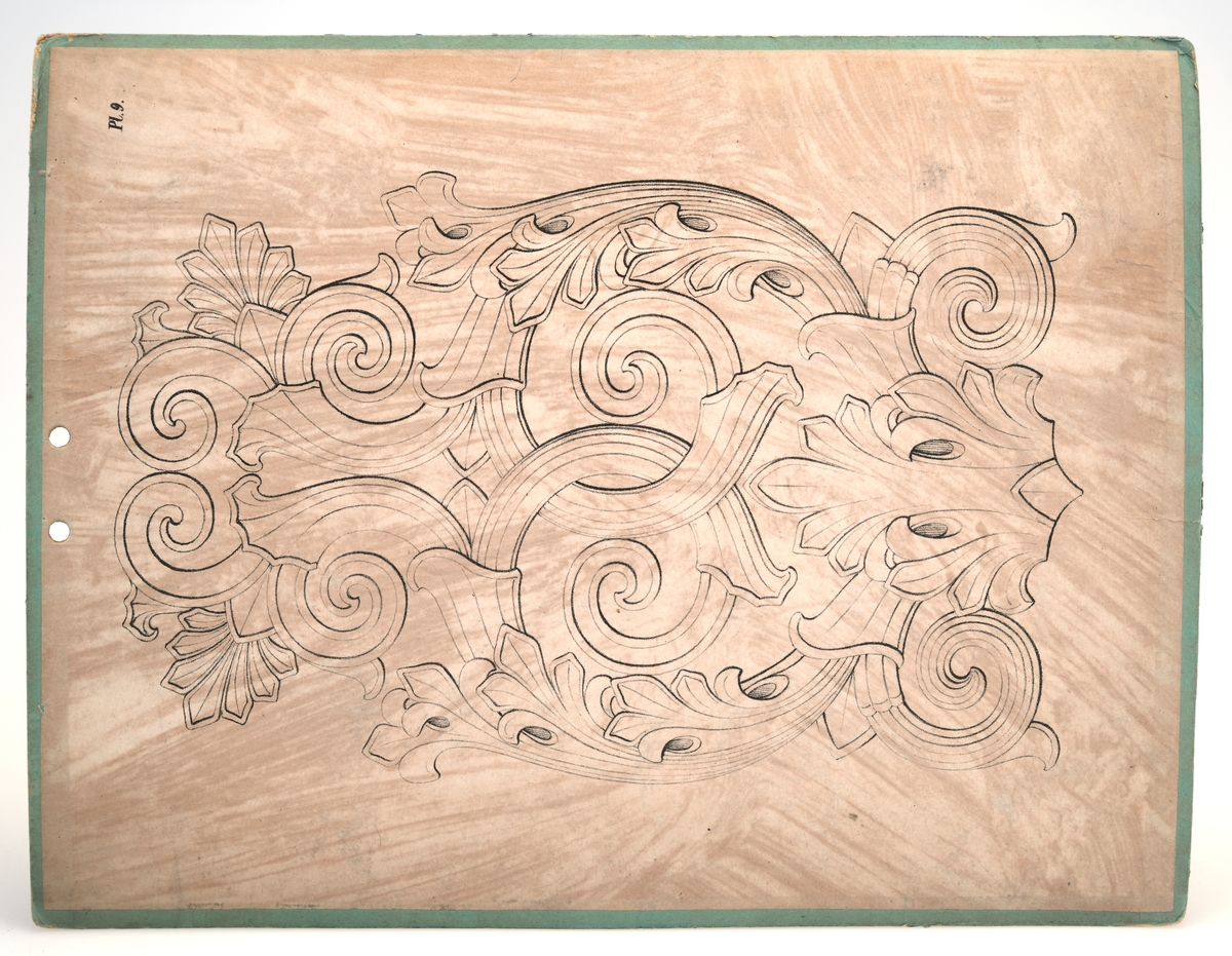 Fem plansjer av papp med ulikt motiv. Det er grønne papplater med to hull for oppheng, Tre av dem har bomullsbånd for oppheng, en har rød hyssing. På papplatene er det limt på papir med trykt motiv. På pairet er det tegnet rutemønster i bakgrunnen. Dette er trolig gjort for å lette arbeidet med å kopiere/tegne av motivet. på noen av plansjene er det også hull etter bruk av passer. Motivene er følgende: 
01: Løve med vinger (også kjent som Markusløven)
02: Akantusranke
03: Akantusranke
04: Detalj på ranke
05: Dobbel akantusranke
06: Løve