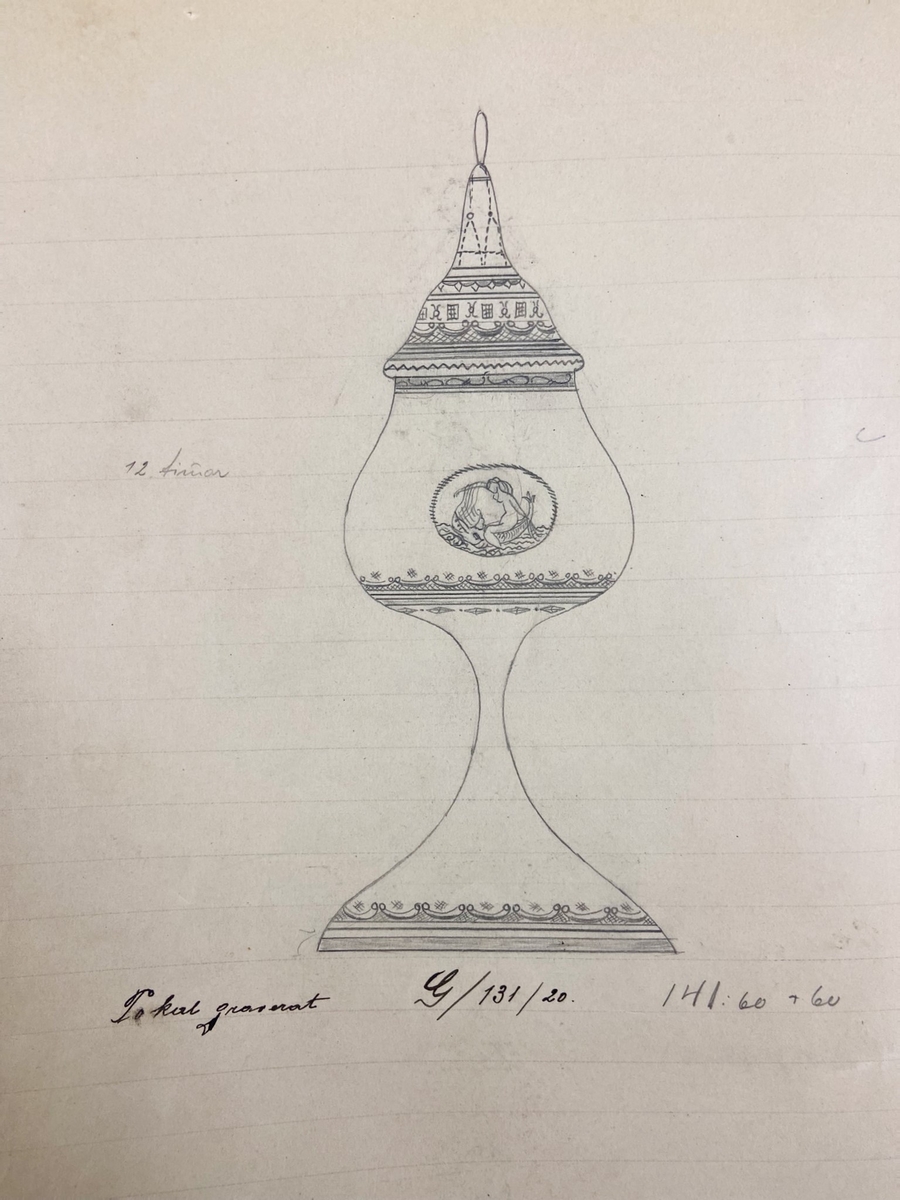 Design: Simon Gate. Graverad av Rune Pettersson (Orrefors 1945-90). Praktpokal med lock. Klockformad kupa på ett tunt ben som övergår i en generös konisk fot. Locket avslutas med en mattetsad knopp. Graverat mönster på fot och kupa, bestående av ett rutnät och tiliserade girlanger. På kupan även en oklädd kvinna på en kudde. Locket graverat med ett geometriskt och meandrande mönster.