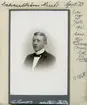 Harald Schenström föddes i Flistad 1884 men kom från barnåren att växa upp i Linköping. Fadern var fram till familjens tid i Linköping löjtnant vid försvarsorganisationen Gotlands nationalbeväring, men överflyttades till Gotlands infanteriregemente som så kallad regmentsintendent. Haralds mor var bördig från Gotland, vilket kan förklara faderns lokalisering. Själv kom Harald att välja en helt olik yrkesbana. Kort efter att familjen flyttade från Linköping till Stockholm 1904, finner vi Harald som student i farmaci. Under 1910-talet titulerades han som varande apotekare och som sådan verksam i Stockholm. Under två skeden var han dock bosatt och i yrket sysselsatt i landsorten, Vadstena under åren 1918-1922 och i Nora perioden 1922-23, men var därefter åter i huvudstaden. Han avled som ogift 1927.