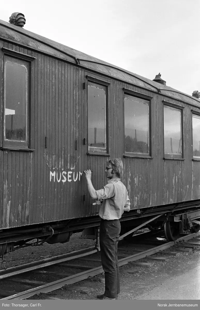 Carl Frederik Thorsager merker personvogn litra BFo nr. 9 med MUSEUM. Vognen var tatt ut for bevaring på Setesdalsbanen etter Sulitjelmabanens nedleggelse