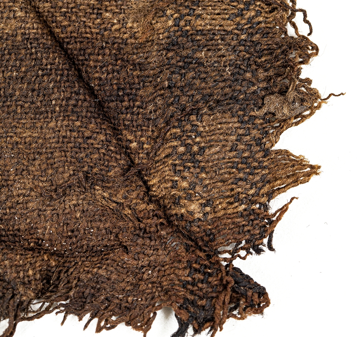 Arkeologiskt föremål. Bit av ylleväv, kypert. 