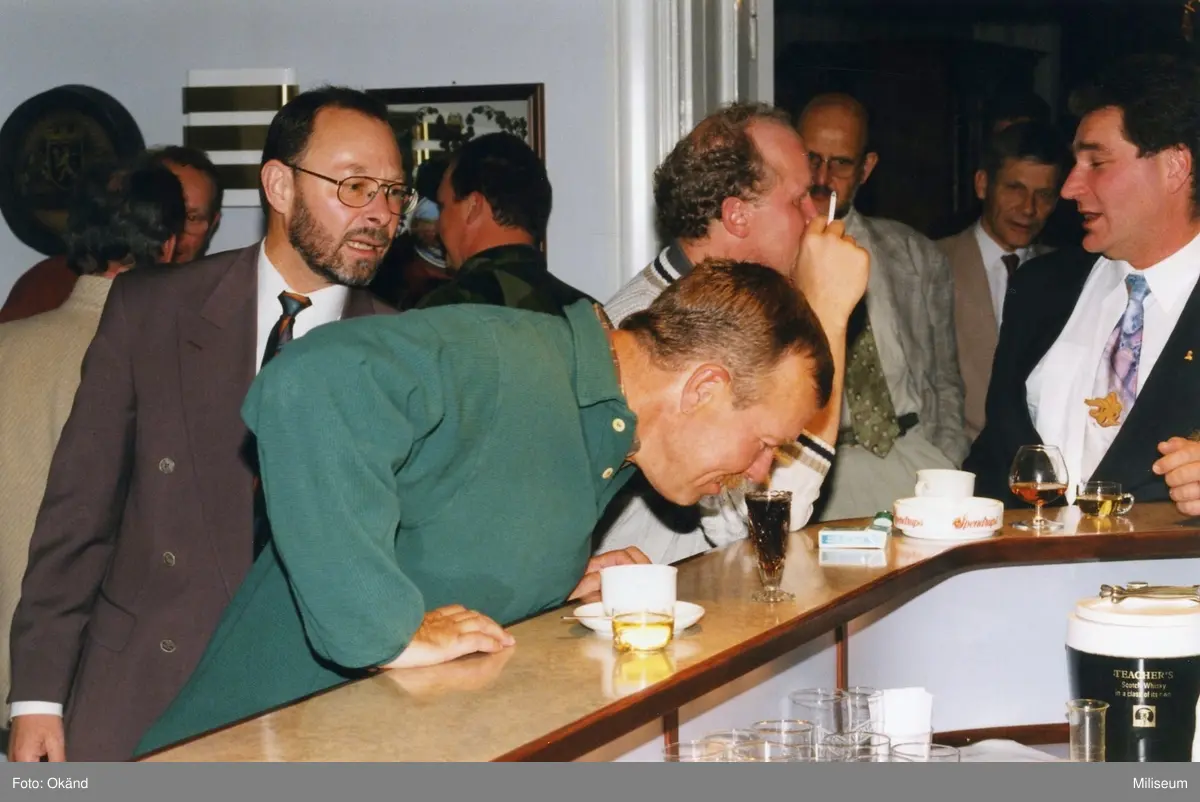 Fortsättningen på avslutningsfest för deltagare i en fältövning. Ing 2.

Kaffe och bar på mässen. F.vr. Richard Rosvall, Arne Lundquist, okänd, Bo-Kenneth Knutsson, I dörröppningen står Lennart Järgenstedt och Tomas Ekelöf.