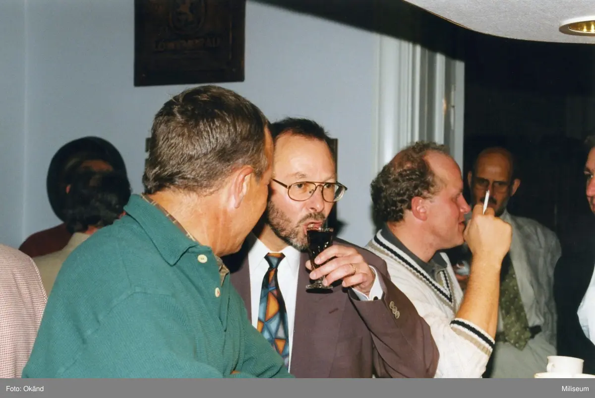 Fortsättningen på avslutningsfest för deltagare i en fältövning. Ing 2.

Kaffe och bar på mässen. F.vr. Arne Lundquist i grönt, bakom honom Richard Rosvall, okänd och Lennart Järgenstedt.
