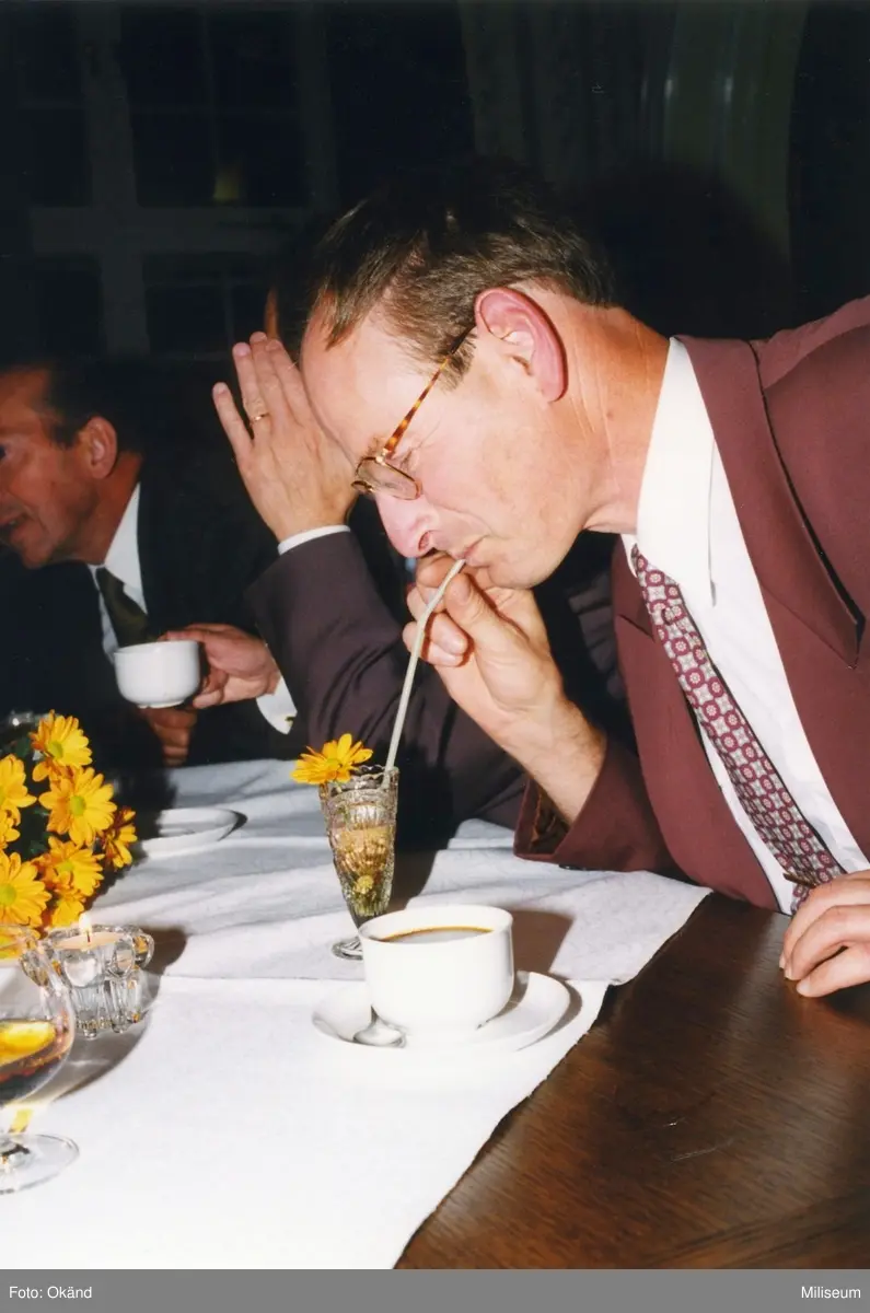 Fortsättningen på avslutningsfest för deltagare i en fältövning. Ing 2.

Kaffe och bar på mässen. Gunnar Thorn-Andersen.