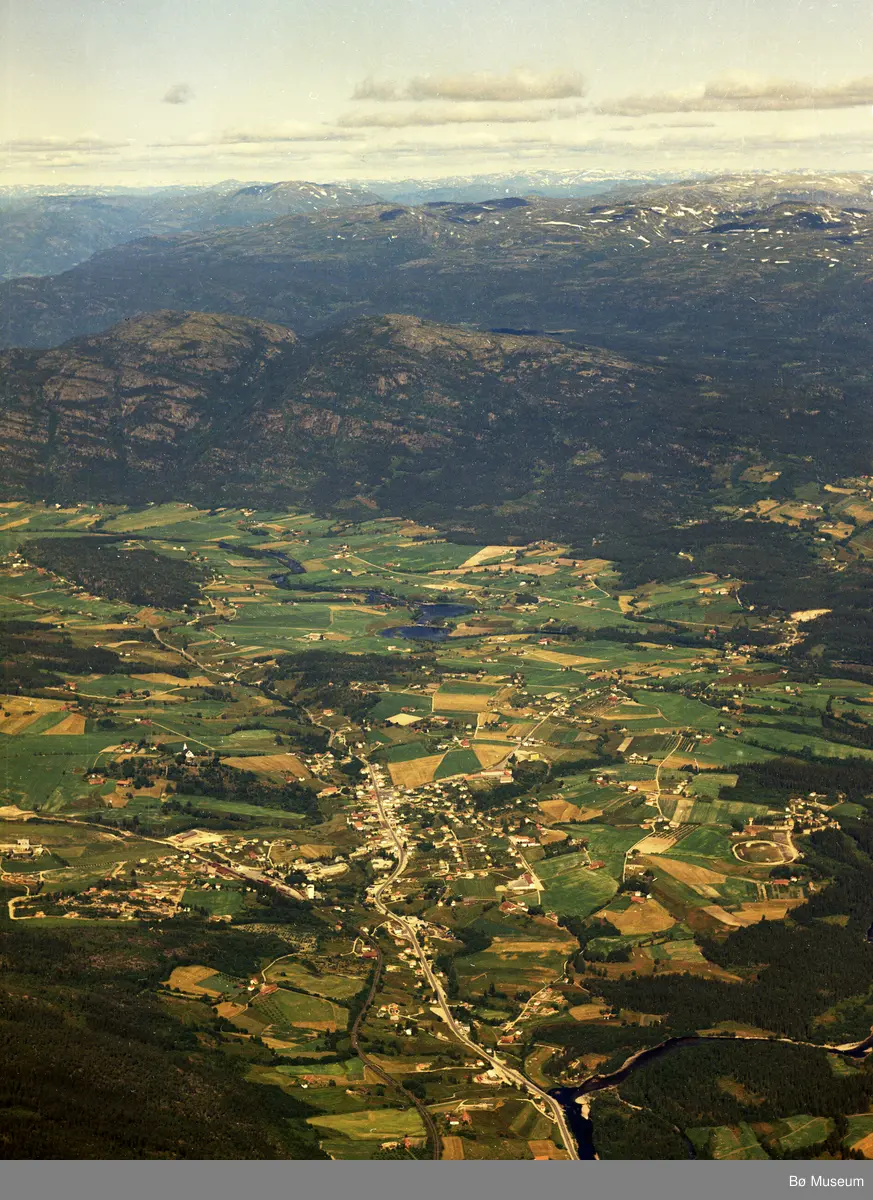 Flyfoto av Bø med Lifjell i bakgrunnen