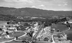 Flyfoto av Bø stasjon og områda omkring, tatt frå vest 13. j