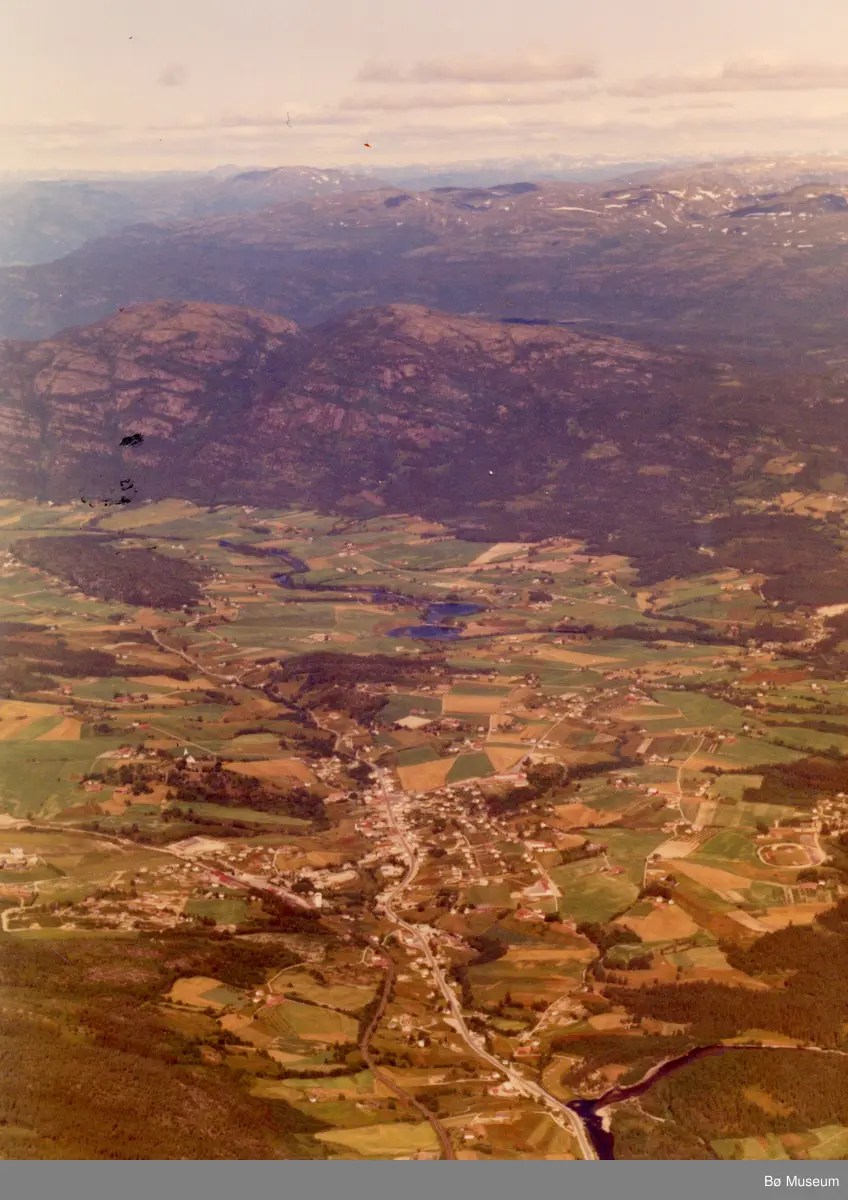 Flyfoto av Bø med Lifjell i bakgrunnen