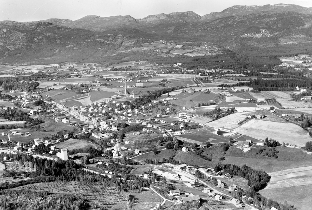 Flyfoto av Bø frå søraust, tatt 21. september 1963. 