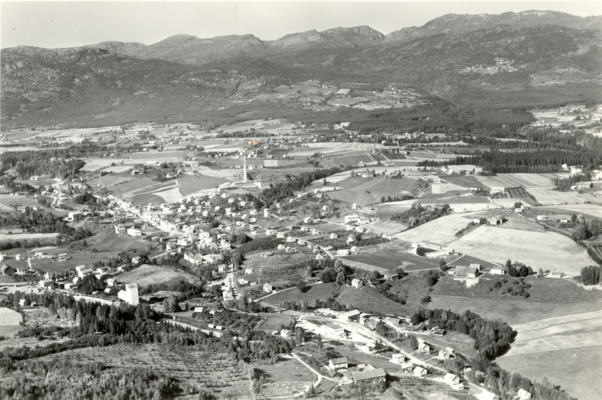 Flyfoto av Bø frå søraust, tatt 21. september 1963. 