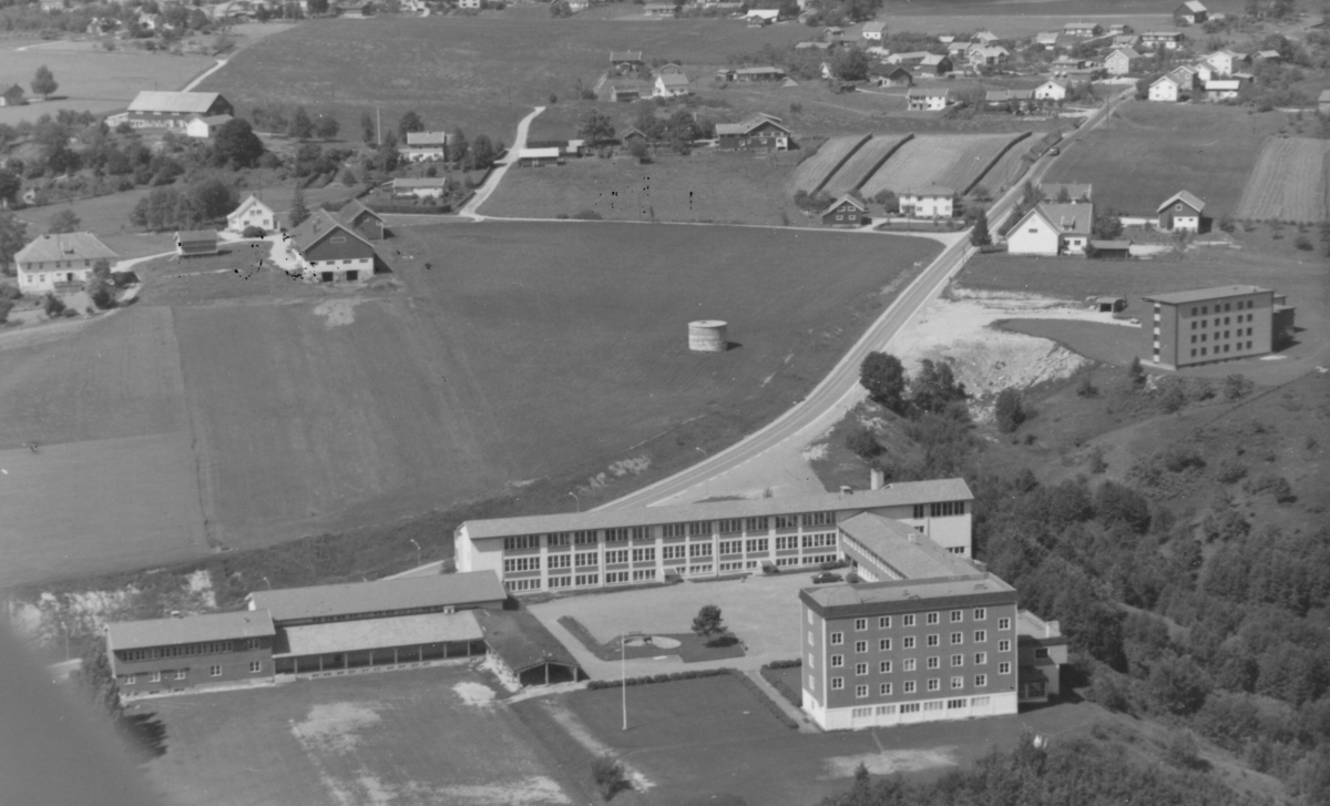 Flyfoto av Bø gymnas- og statsrealskule, tatt 08.07.1970.