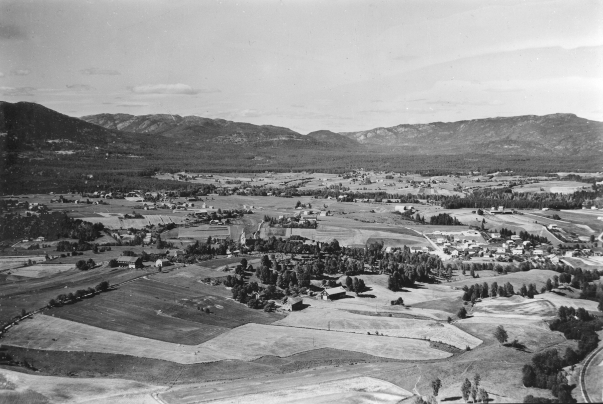 Flyfoto av Bøbygda frå sør.  Bildet er tatt 5. juli 1952.