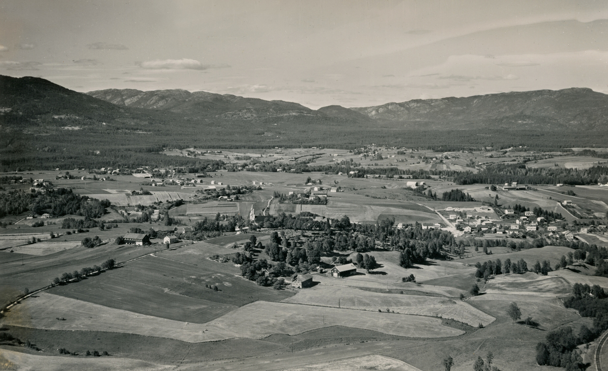 Flyfoto av Bøbygda frå sør.  Bildet er tatt 5. juli 1952.