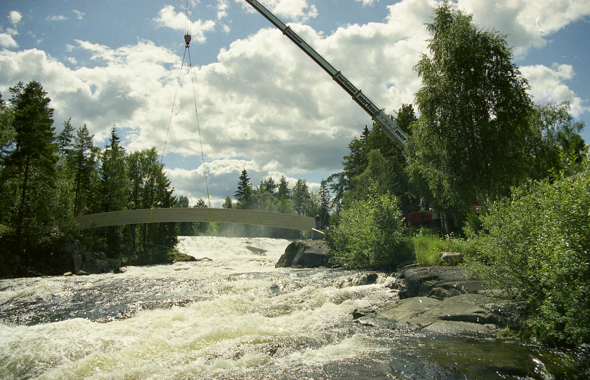 Serie med bilde frå bygginga av gangbrua over til Kvennøya.