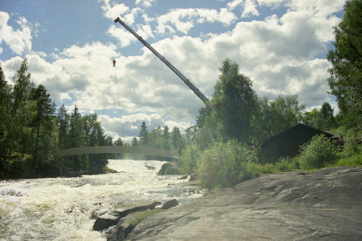 Serie med bilde frå bygginga av gangbrua over til Kvennøya.