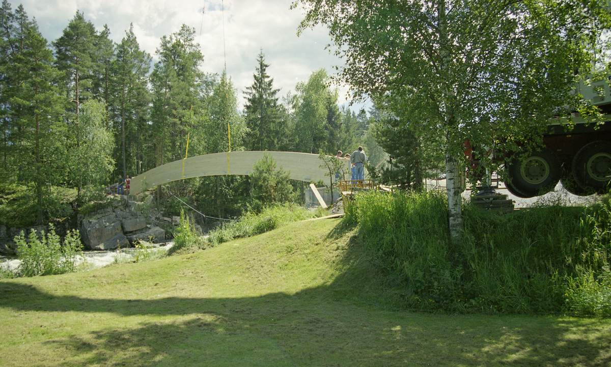 Serie med bilde frå bygginga av gangbrua over til Kvennøya.