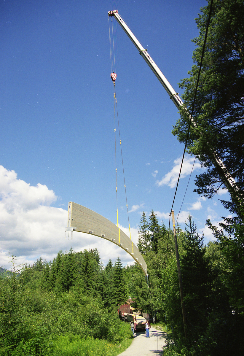 Serie med bilde frå bygginga av gangbrua over til Kvennøya.