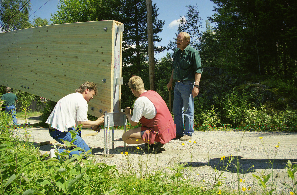 Serie med bilde frå bygginga av gangbrua over til Kvennøya.