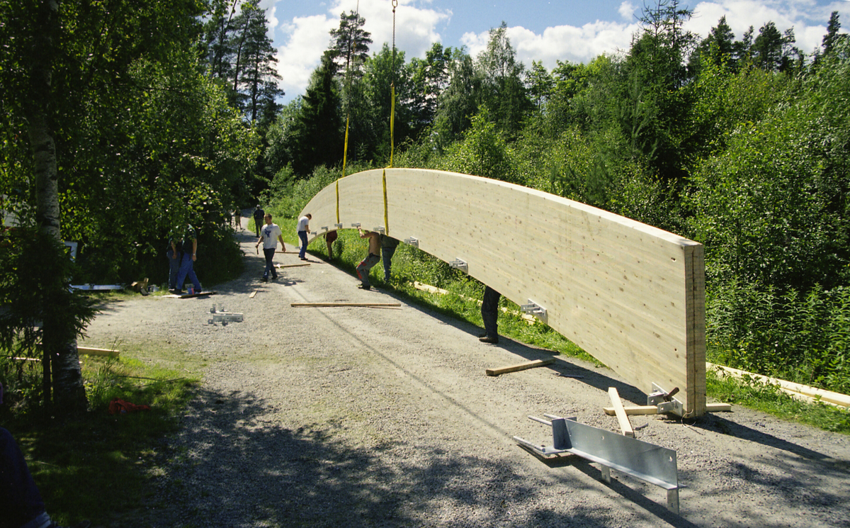 Serie med bilde frå bygginga av gangbrua over til Kvennøya.