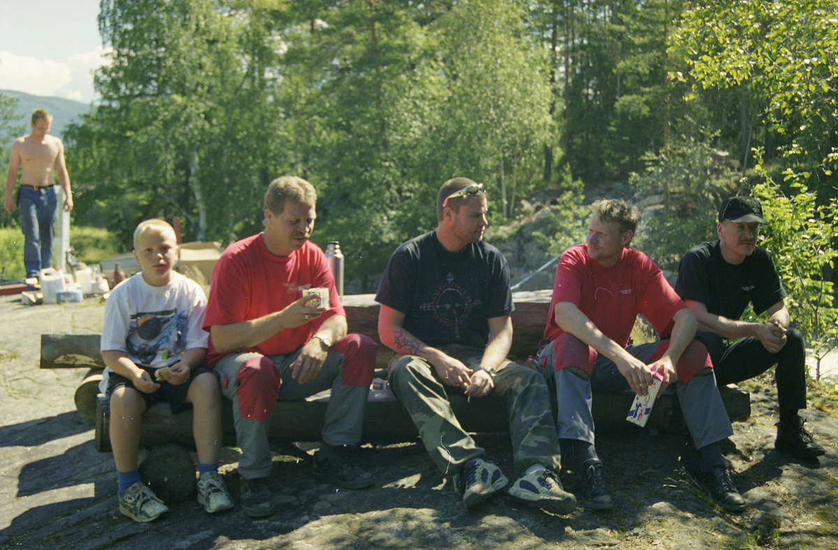 Serie med bilde frå bygginga av gangbrua over til Kvennøya.