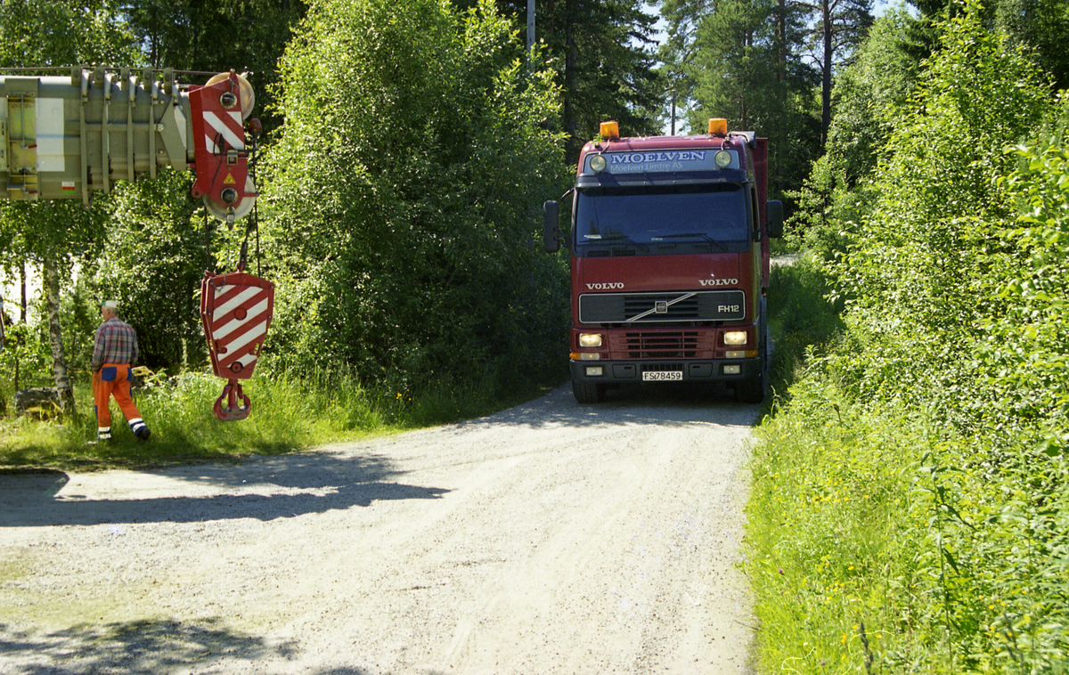 Serie med bilde frå bygginga av gangbrua over til Kvennøya.