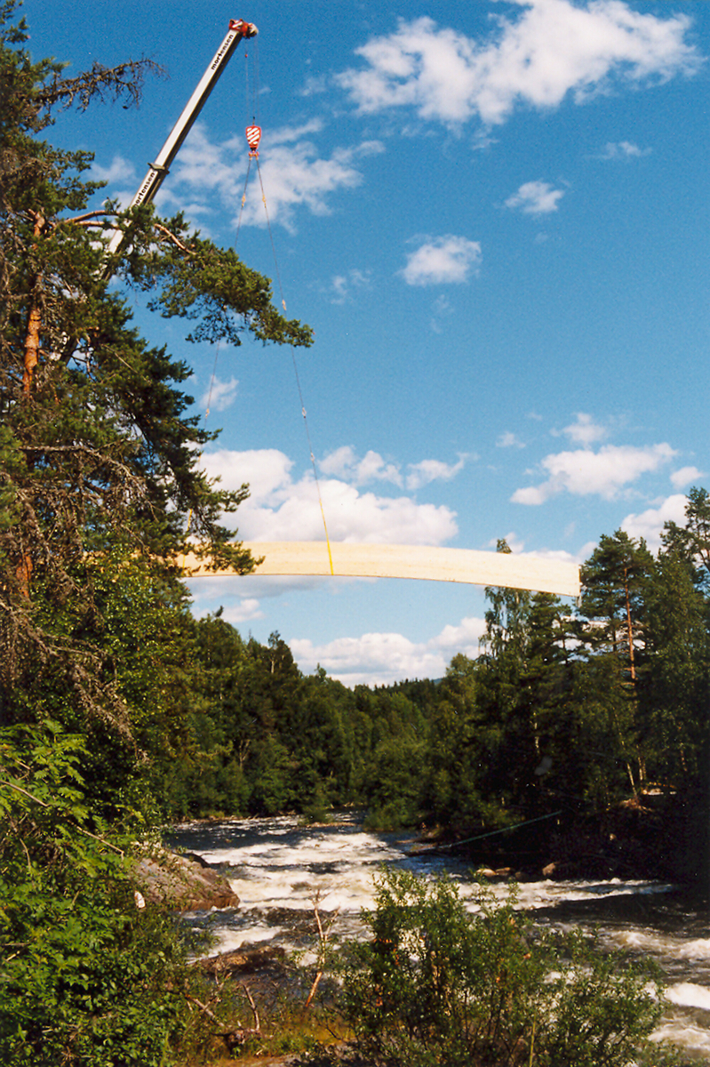 Serie med bilde frå bygginga av gangbrua over til Kvennøya.