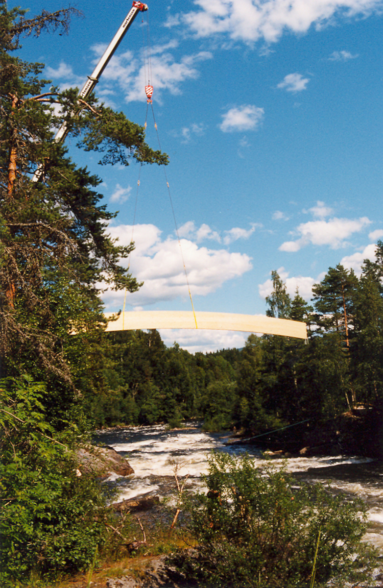Serie med bilde frå bygginga av gangbrua over til Kvennøya.