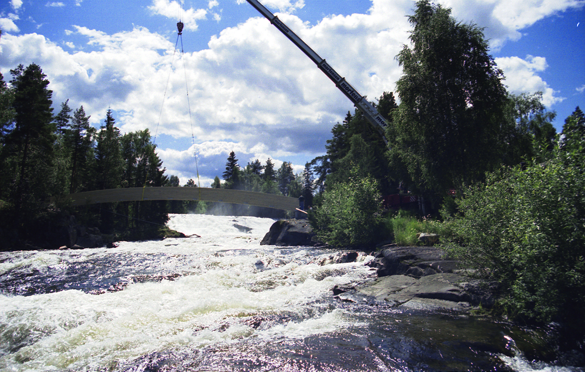 Serie med bilde frå bygginga av gangbrua over til Kvennøya.