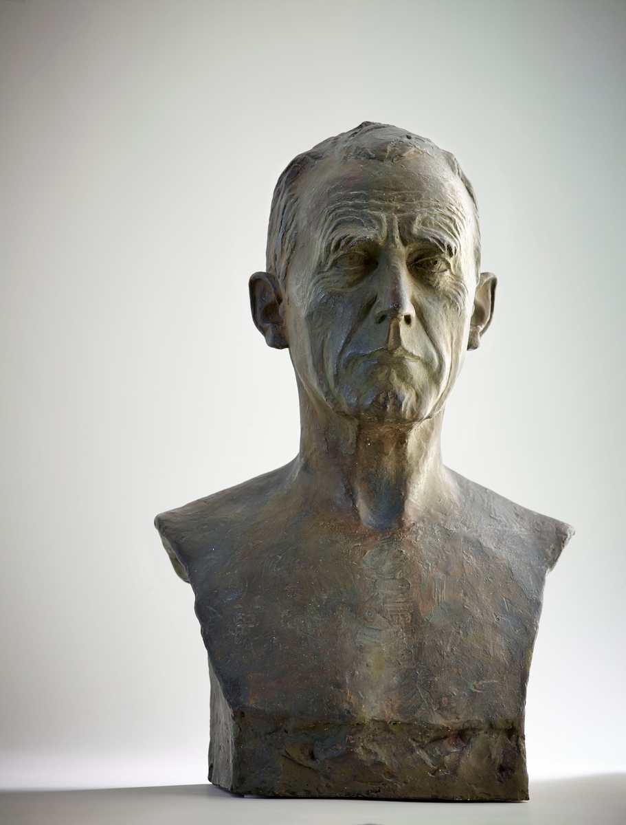 Polarforskar. Svor har laga fire ulike versjonar av Amundsen. Denne versjonen finst òg i gips ved Norsk Sjøfartsmuseum.