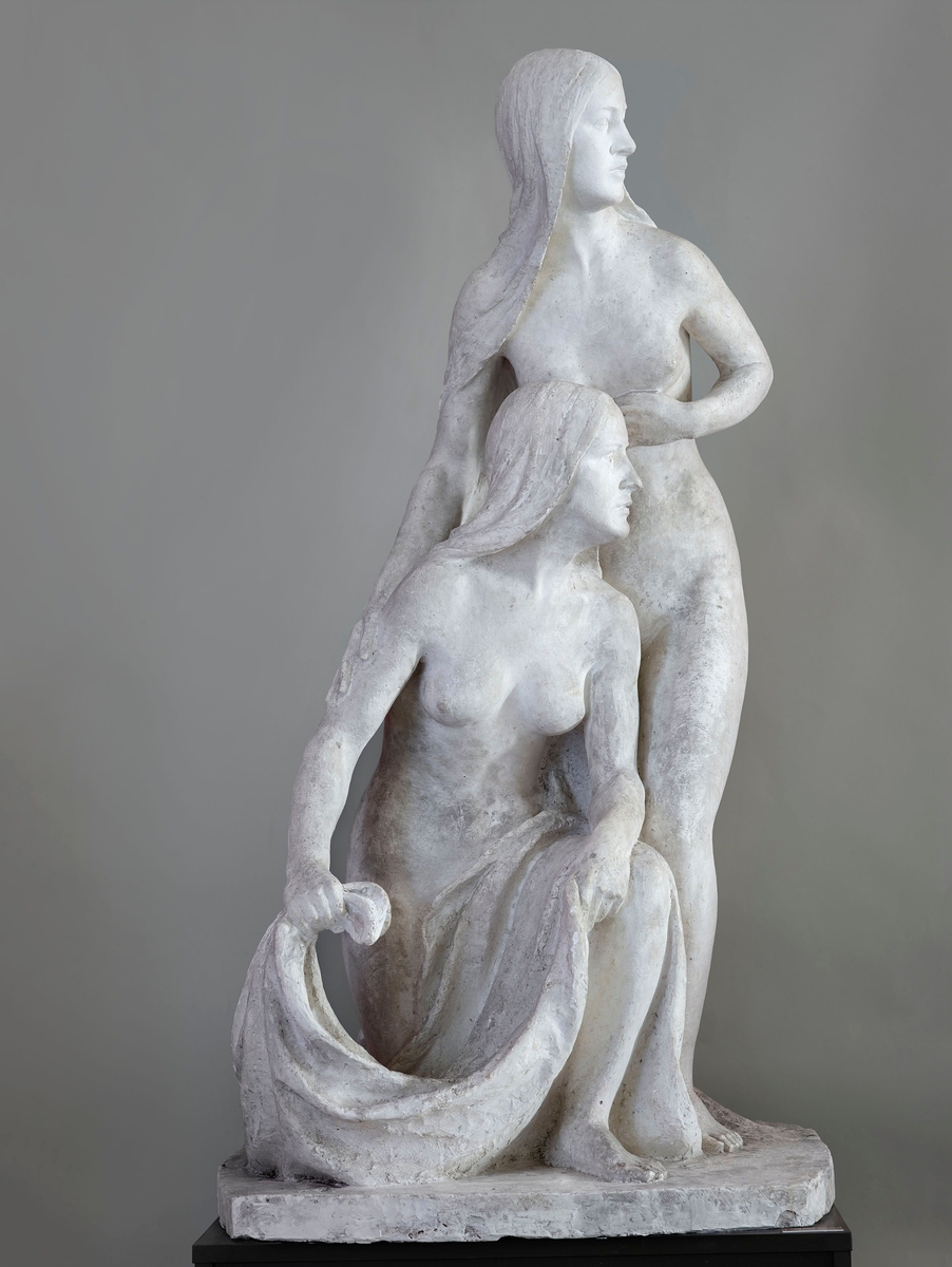 Tenkt som hovudgruppe i fonteneanlegg. Bygartnaren gjorde i 1920 framlegg om å få reist skulpturen på Valkyrie plass i Kristiania. Det førte ikkje fram. Dei to småjentene framfor Anders Svor Museum skulle stå på kvar si side av hovudgruppa .