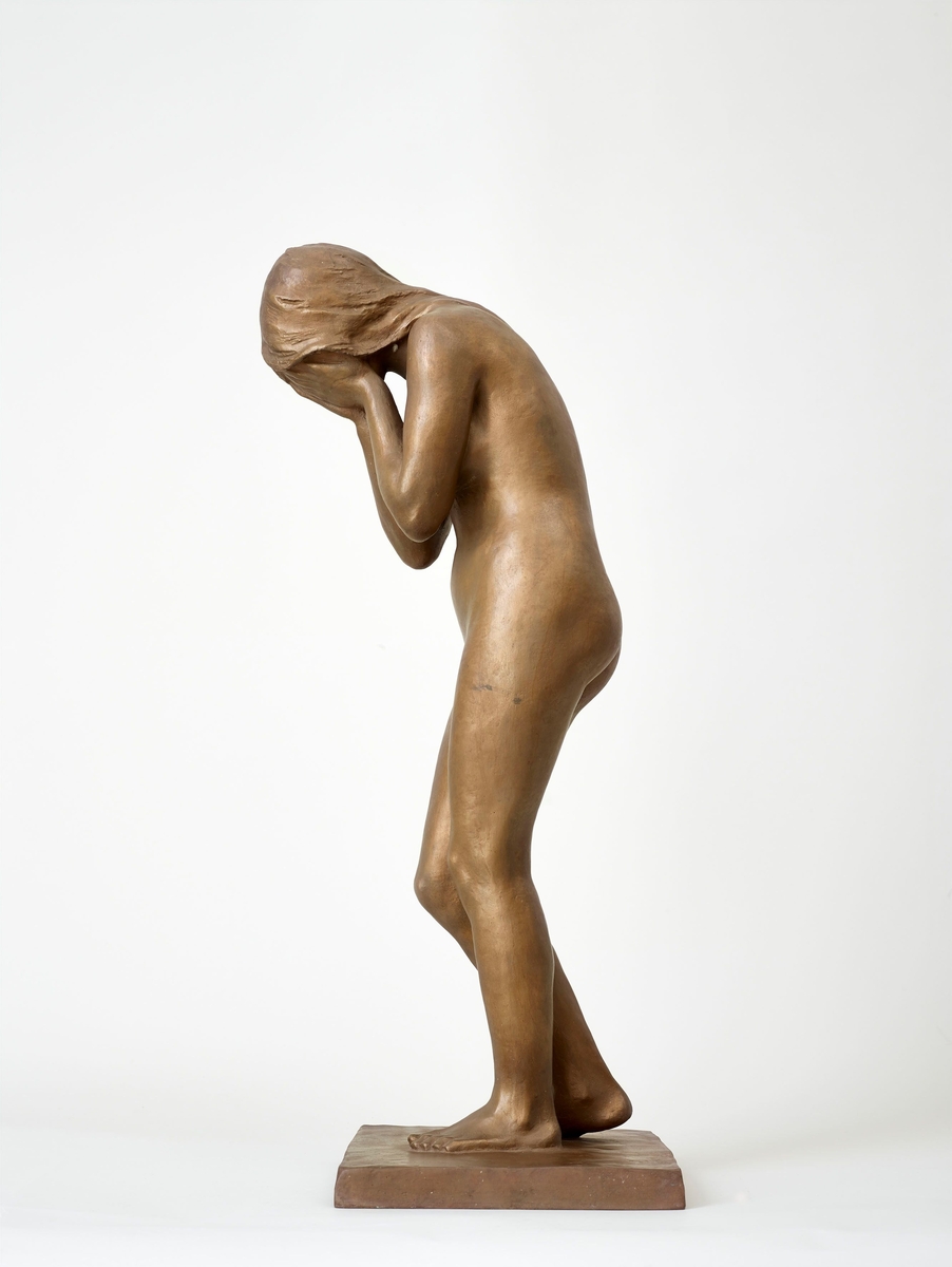 Bronse etter gipsversjon i privat eige i Oslo. Gipsversjonen har vore utstilt på Norges Jubilæumsutstilling i 1914, på Charlottenborg, København i 1915 og i Bergens Kunstforening i 1917.