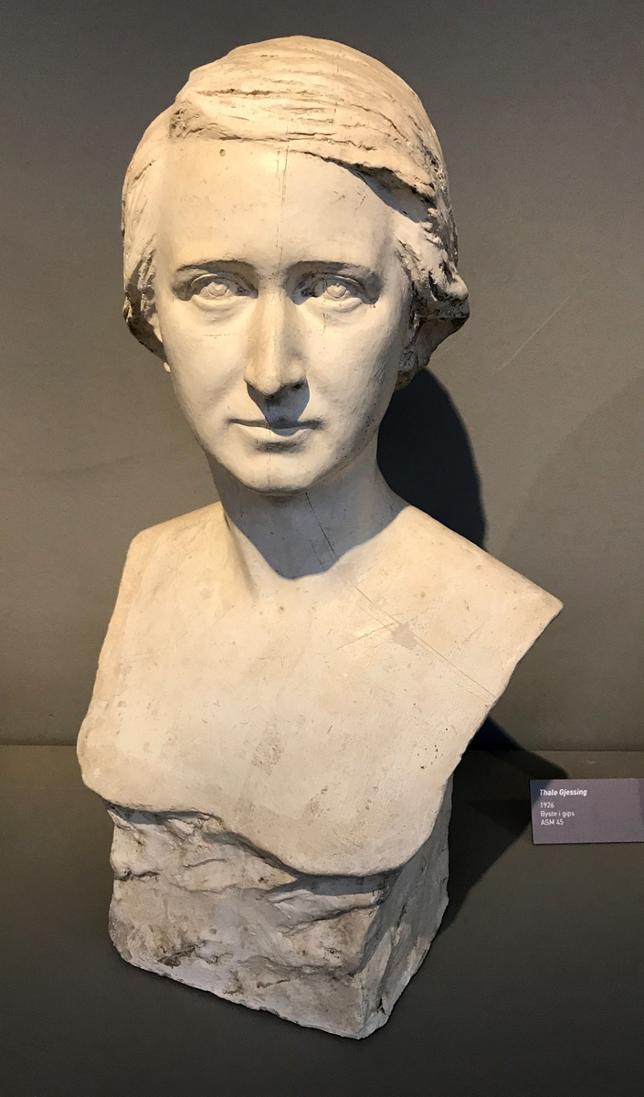 Målarinne utdanna ved Christian Krohs målarskule. Dotter av tannlege Anders Sandvig som grunnla Maihaugen, Lillehammer. Gift med Helge Gjessing. Familien har same byste i bronse.