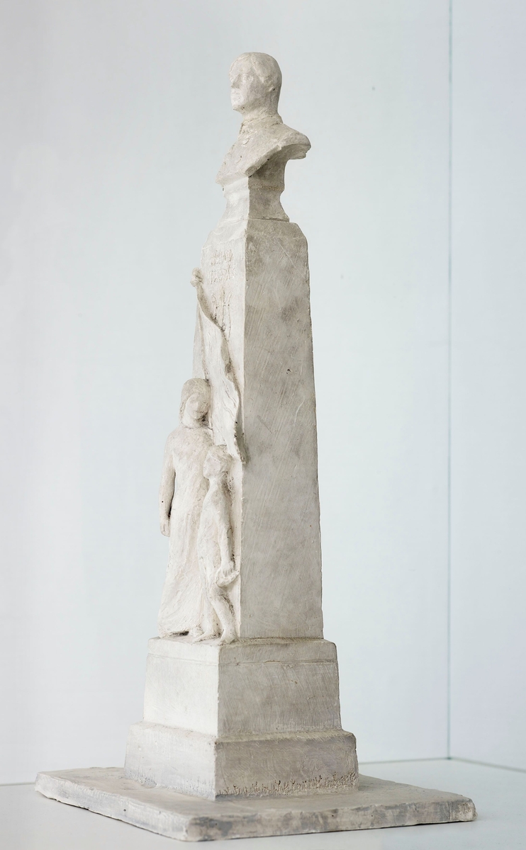 Norsk komponist. Utkast til monument, ant. til Nordraaks plass ved Slottsparken. Edvard Grieg tok initiativ til monumentet i 1902. Gustav Vigeland fekk si statue avduka der i 1911.