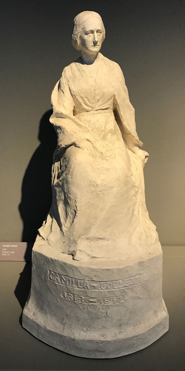 Norsk forfattar og kvinnesakspioner. Truleg utkast til monument. Kanskje til konkurranse utlyst i 1902 av Norsk Kvinnesaksforening. Ingebrigt Vik vann førsteprisen i 1905, men oppdraget gjekk til slutt til Gustav Vigeland. Statua hans vart avduka i Slottsparken i 1911.
