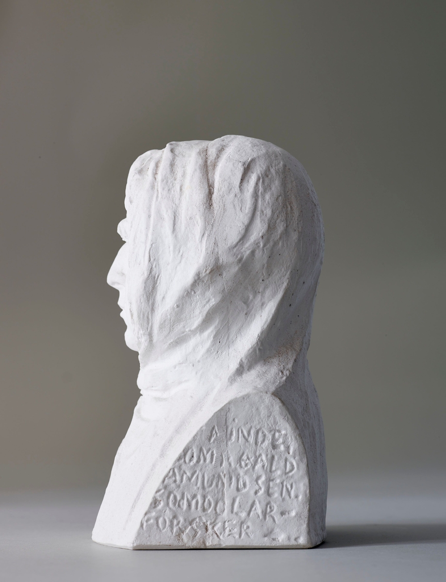 Polarforskar. Svor har laga fire ulike versjonar av Amundsen.