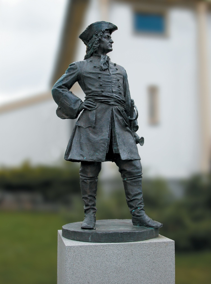 Dansk-norsk sjøoffiser og krigshelt. Støypt etter gipsoriginalen ved Marinemuseet i Horten. Utkast til 2. konkurranse om Tordenskioldmonument. Svor fekk 1. premie i 1891, men han tapte oppdraget. Gipsoriginalen vart funnen på Marinemuseet i Horten i 1953. i 1958 vart den satt opp i bronse i Sjømilitære samfunn i Horten, i 1977 på Haakonsvern i Bergen og i 1970 i skulpturparken ved Anders Svor Museum.