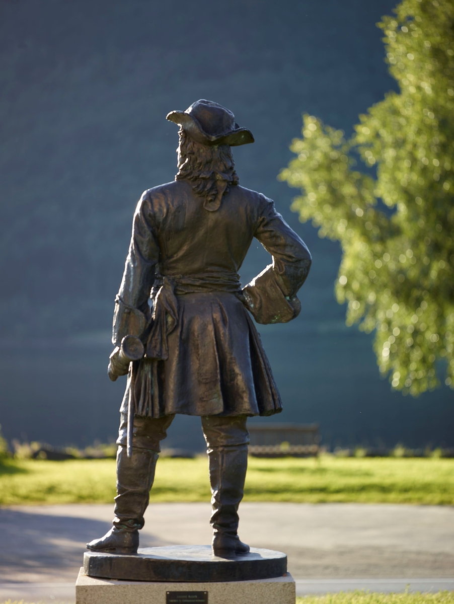 Dansk-norsk sjøoffiser og krigshelt. Støypt etter gipsoriginalen ved Marinemuseet i Horten. Utkast til 2. konkurranse om Tordenskioldmonument. Svor fekk 1. premie i 1891, men han tapte oppdraget. Gipsoriginalen vart funnen på Marinemuseet i Horten i 1953. i 1958 vart den satt opp i bronse i Sjømilitære samfunn i Horten, i 1977 på Haakonsvern i Bergen og i 1970 i skulpturparken ved Anders Svor Museum.