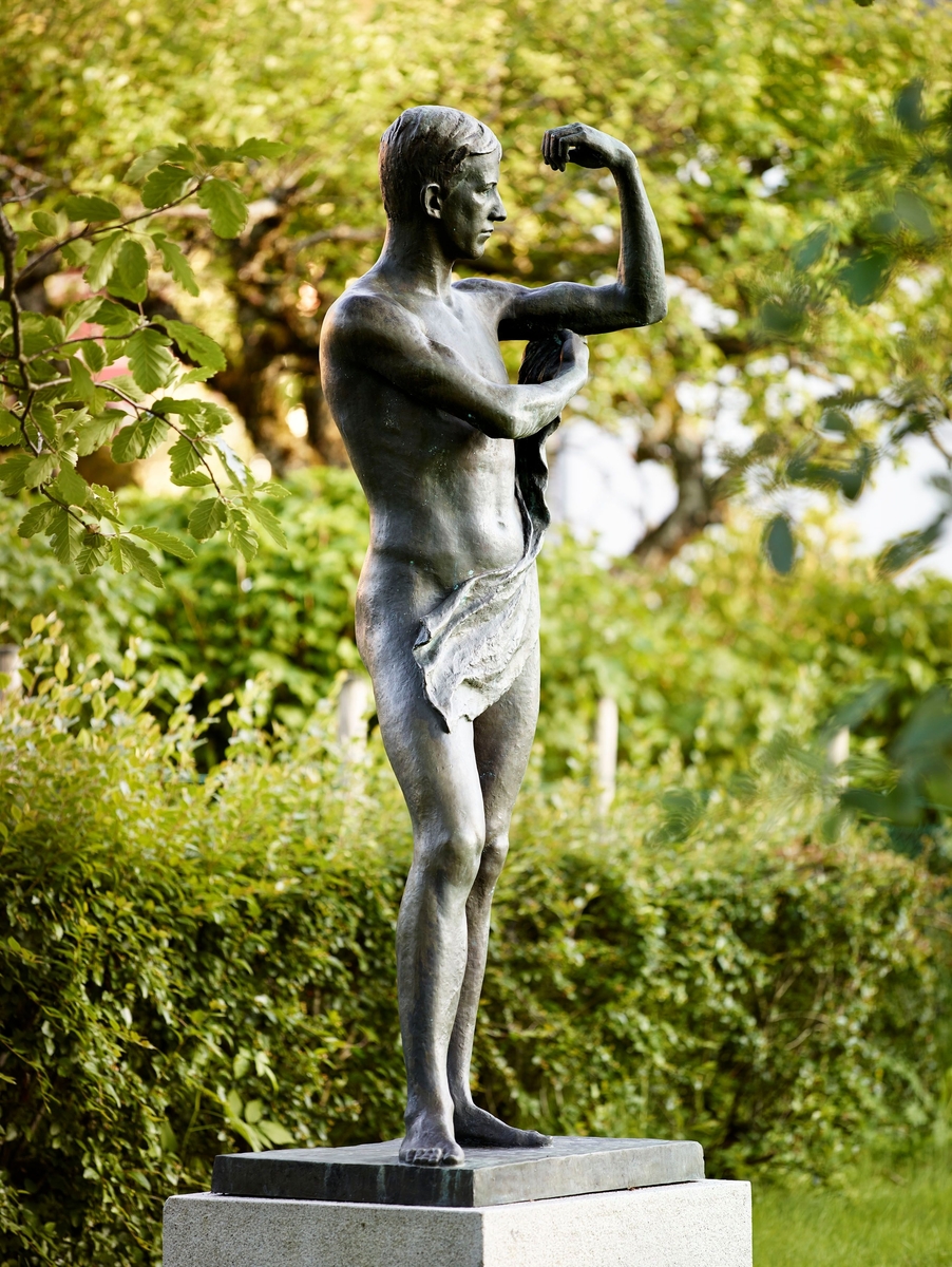Replikk av skulptur reist i bronse i ved Bislett bad i Oslo i 1920.
