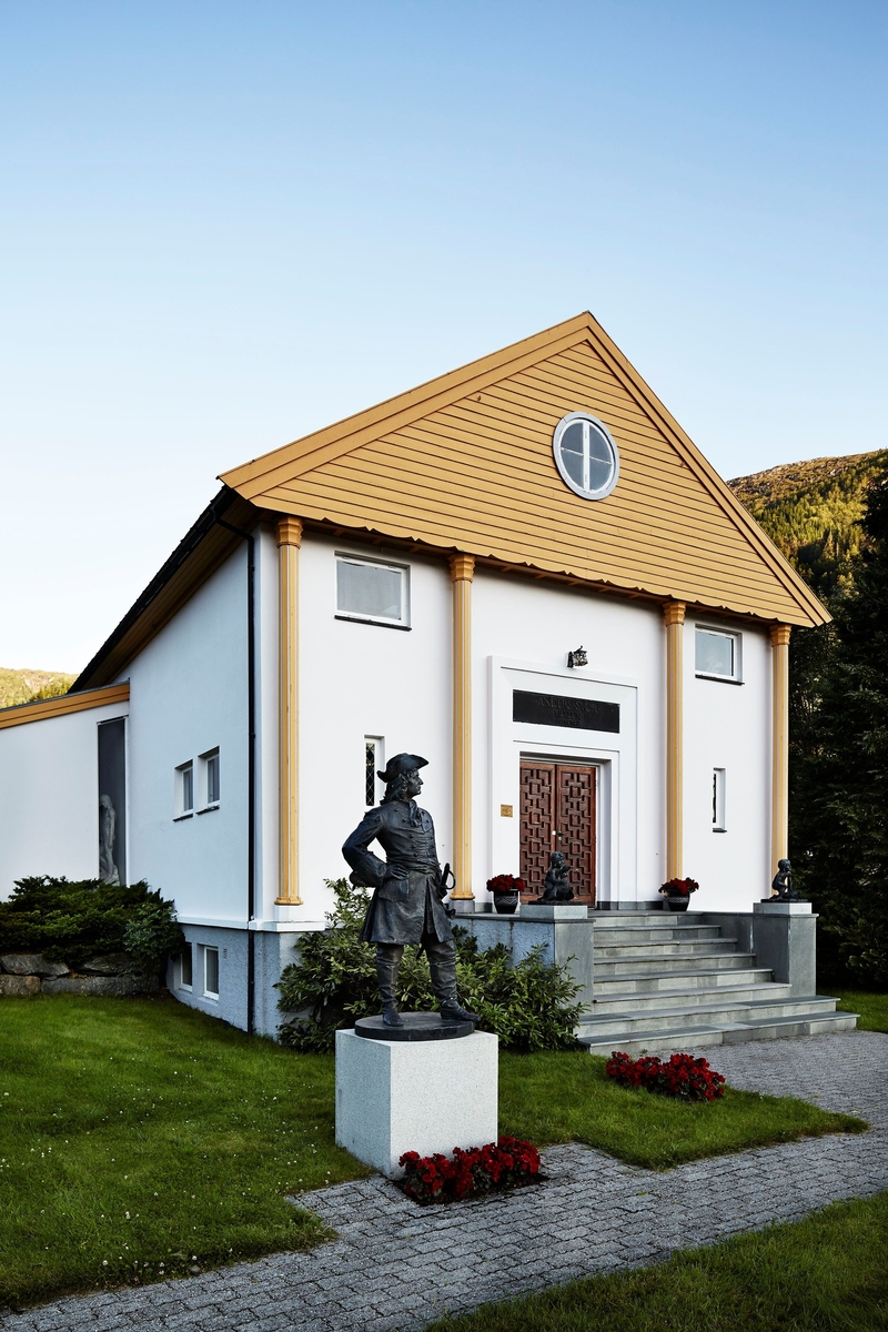 Dansk-norsk sjøoffiser og krigshelt. Støypt etter gipsoriginalen ved Marinemuseet i Horten. Utkast til 2. konkurranse om Tordenskioldmonument. Svor fekk 1. premie i 1891, men han tapte oppdraget. Gipsoriginalen vart funnen på Marinemuseet i Horten i 1953. i 1958 vart den satt opp i bronse i Sjømilitære samfunn i Horten, i 1977 på Haakonsvern i Bergen og i 1970 i skulpturparken ved Anders Svor Museum.