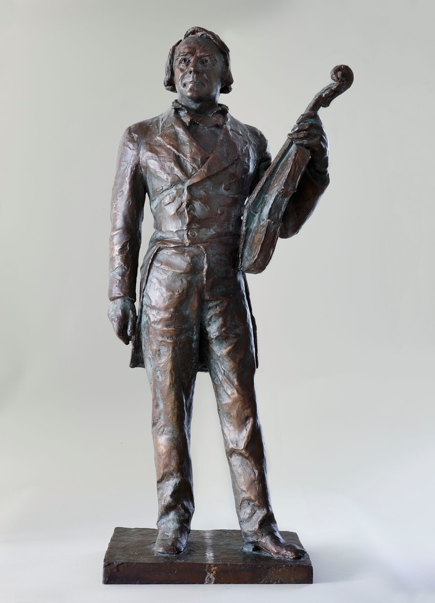 Fiolinist. Støypt etter ASM 28 i gips. Svor laga fleire statuettar og byster av Ole Bull. Den første er ein byste datert 6. mai 1884. Den statuetten vi ser her er støypt etter det som ant. var eit konkurranseutkast til Ole Bull monumentet i Bergen (ASM 28 i gips). Vinnaren av konkurransen var Svor sin lærar Stephan Sinding og monumentet hans vart avduka i 1901.