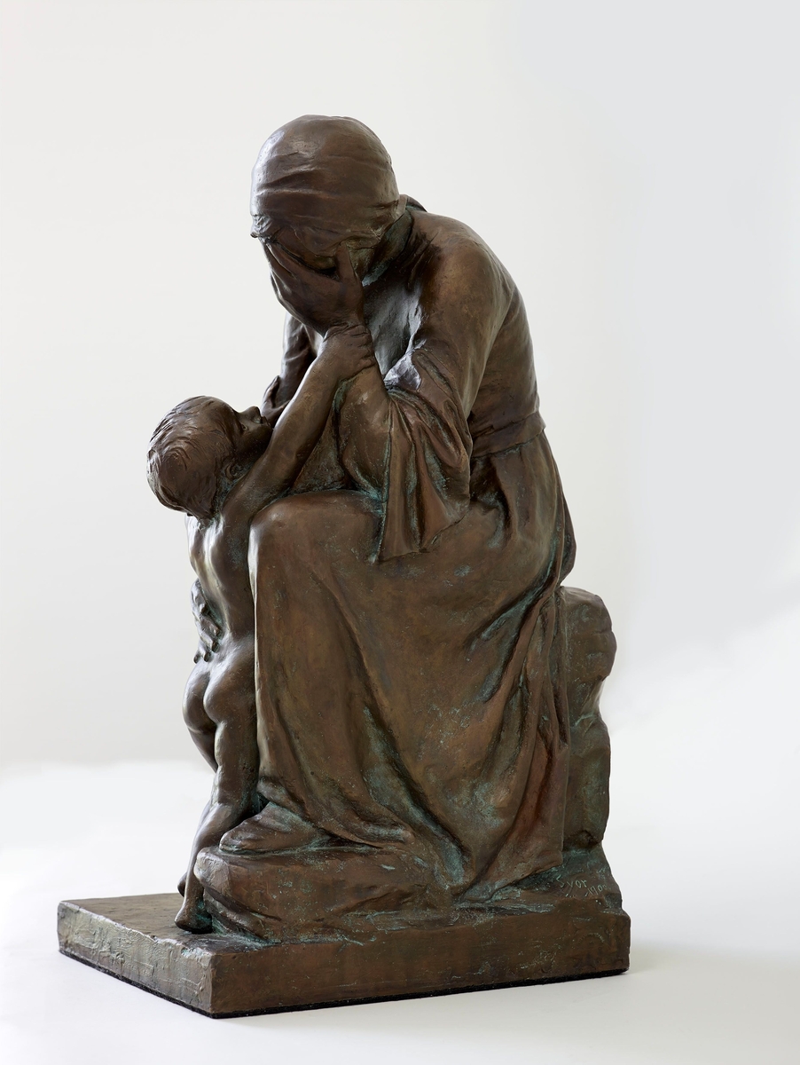 Støypt etter ASM 22 i gips. Svor arbeidde med fleire utkast til denne skulpturgruppa. Eit utkast førl denne vart vist på Høstutstillinga 1898, ergo ikkje ASM 22. Skulpturen finst i marmor hos Nasjonalmuseet for kunst, arkitektur og design.