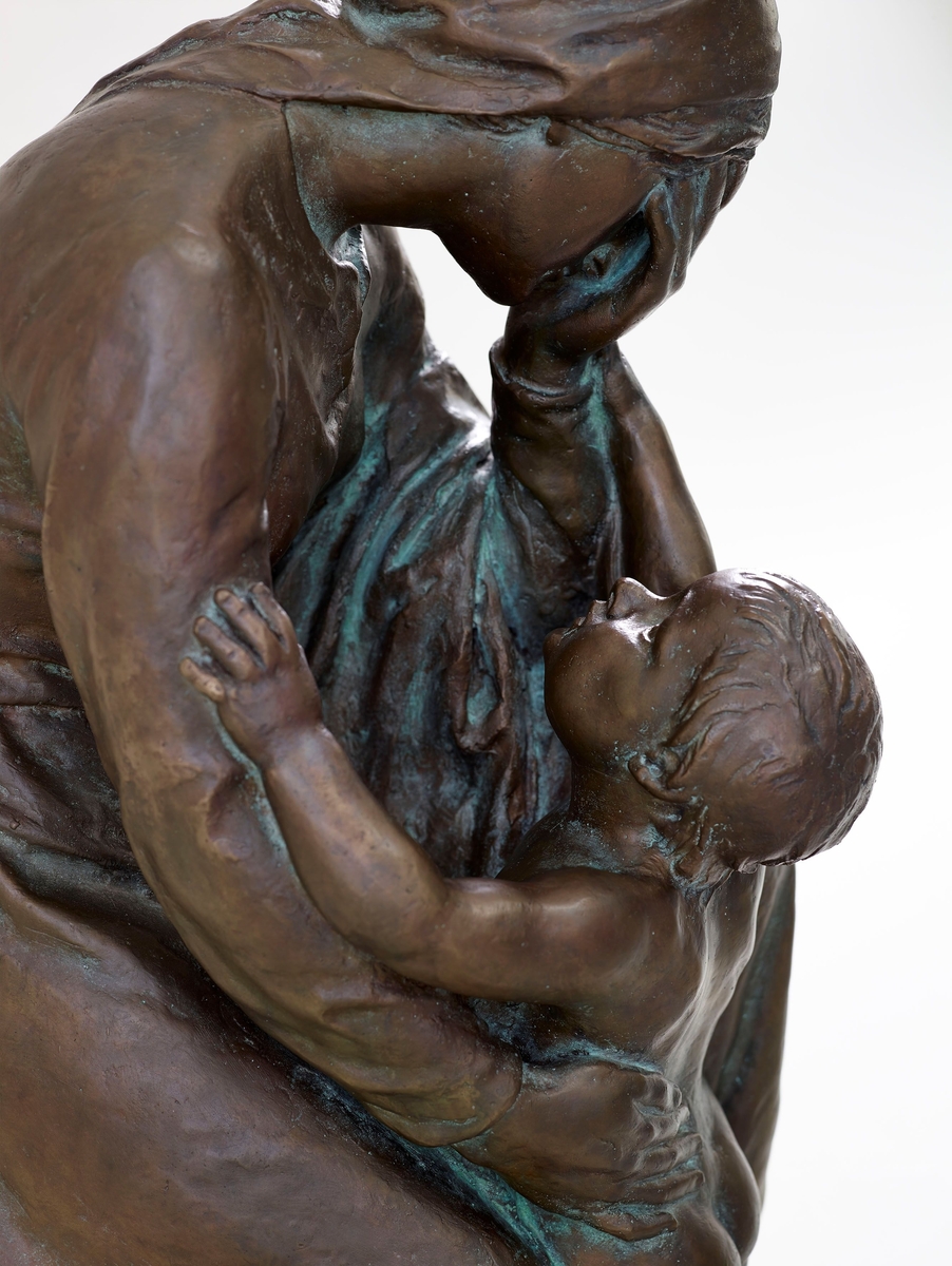 Støypt etter ASM 22 i gips. Svor arbeidde med fleire utkast til denne skulpturgruppa. Eit utkast førl denne vart vist på Høstutstillinga 1898, ergo ikkje ASM 22. Skulpturen finst i marmor hos Nasjonalmuseet for kunst, arkitektur og design.