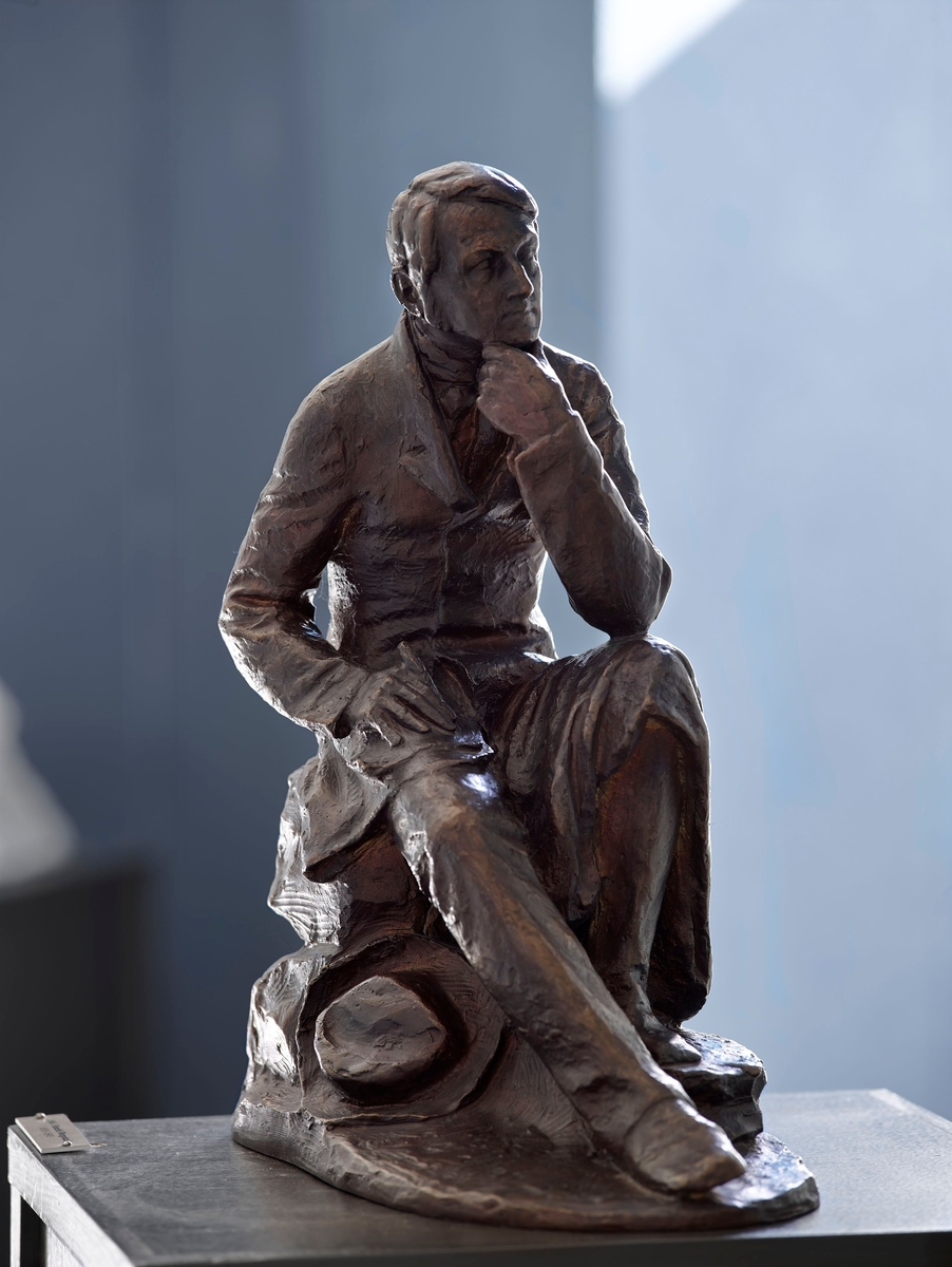 Forfattar og riksarkivar. Støypt etter ASM 166 i gips. Gipsstatuetten er laga same år som Svor for til Paris og kanskje i samband med 50-årsmarkeringa for forfattaren sin død. Svor stilte ut ein gips av forfattaren på Høstutstillingen i 1898, det er uvisst om det var ASM 166.